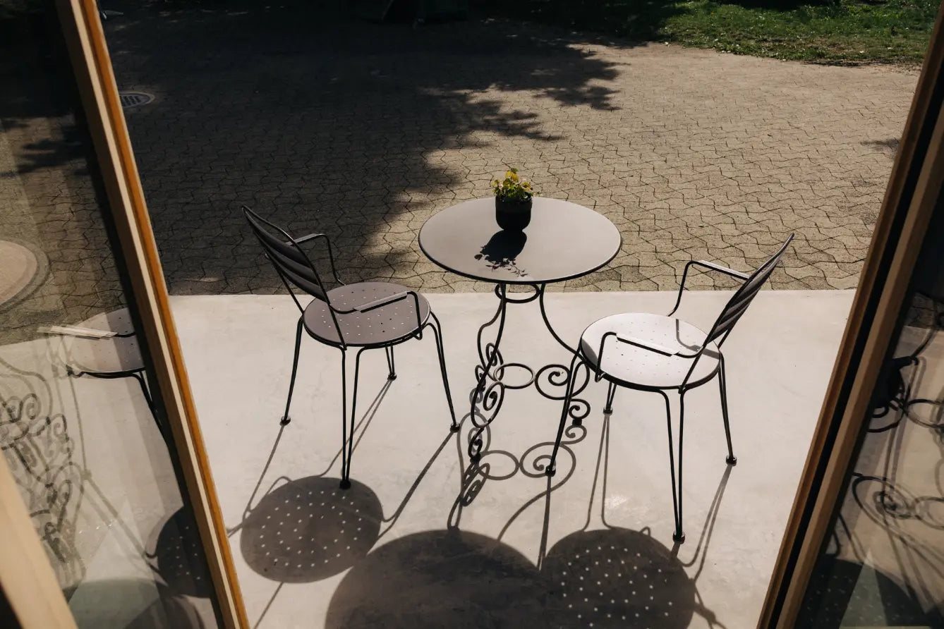 Sitzgelegenheit im Aussenbereich des Weinguts Marugg