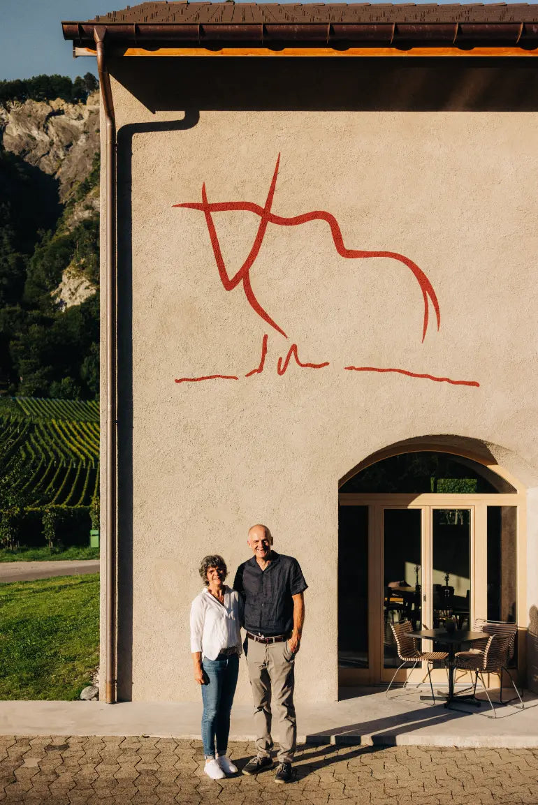 Daniel und Monika Marugg vor dem Gebäude des Weinguts Marugg in Fläsch