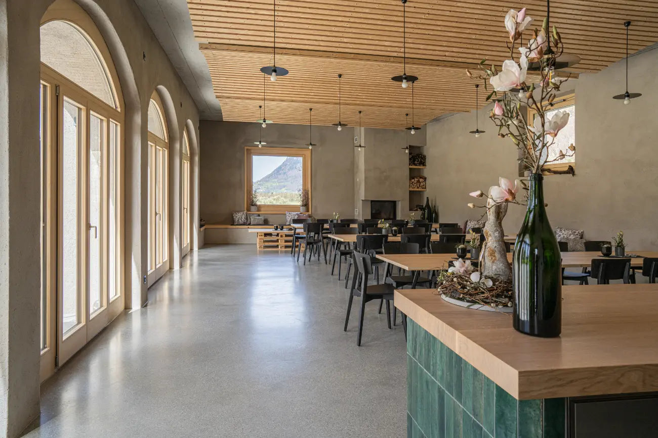 Eventraum des Weinguts Marugg mit Sitzplätzen und Barbereich