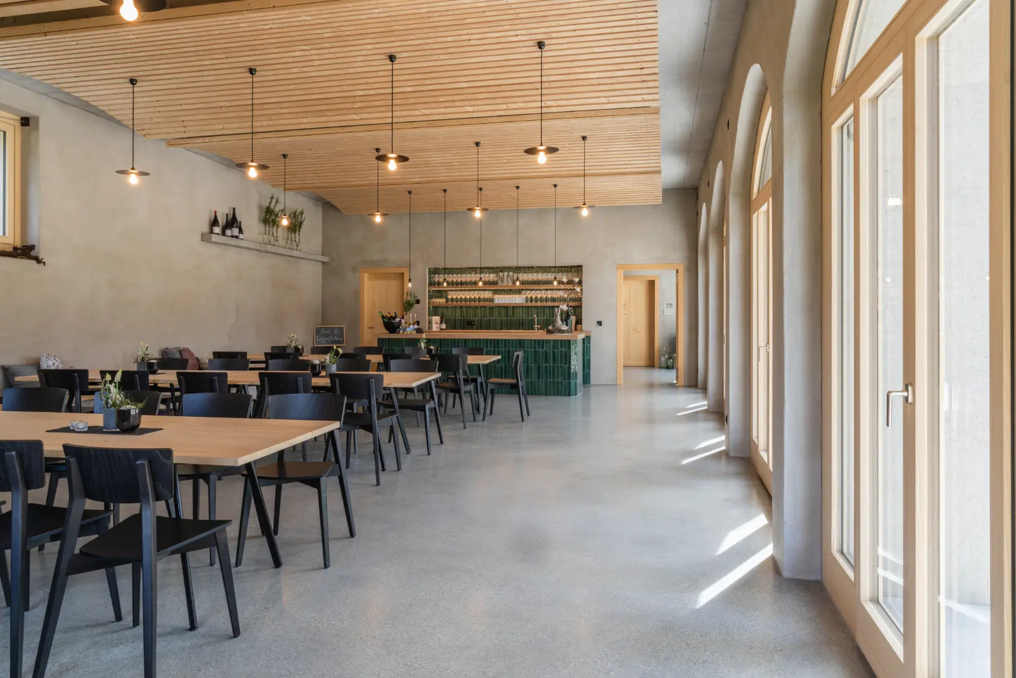 Degustationsraum des Weinguts Marugg mit Sitzplätzen und Barbereich