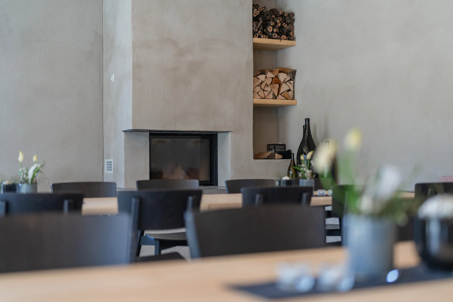 Innenraum des Eventraums im Weingut Marugg mit Kamin