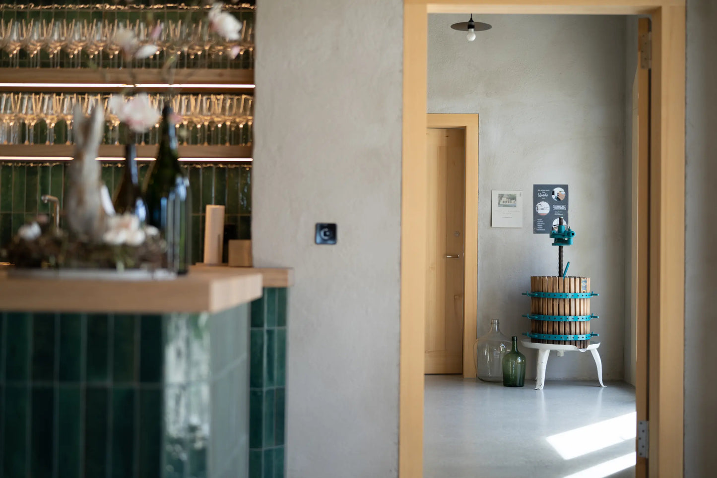 Innenraum des Weinguts Marugg mit Barbereich und Traubenpresse